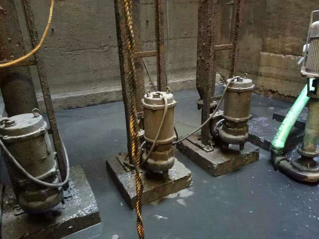 北碚污水池清理