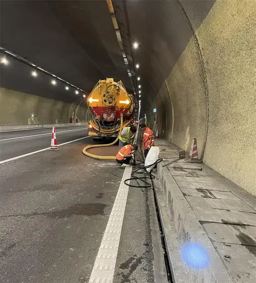 北碚隧道排水渠清淤